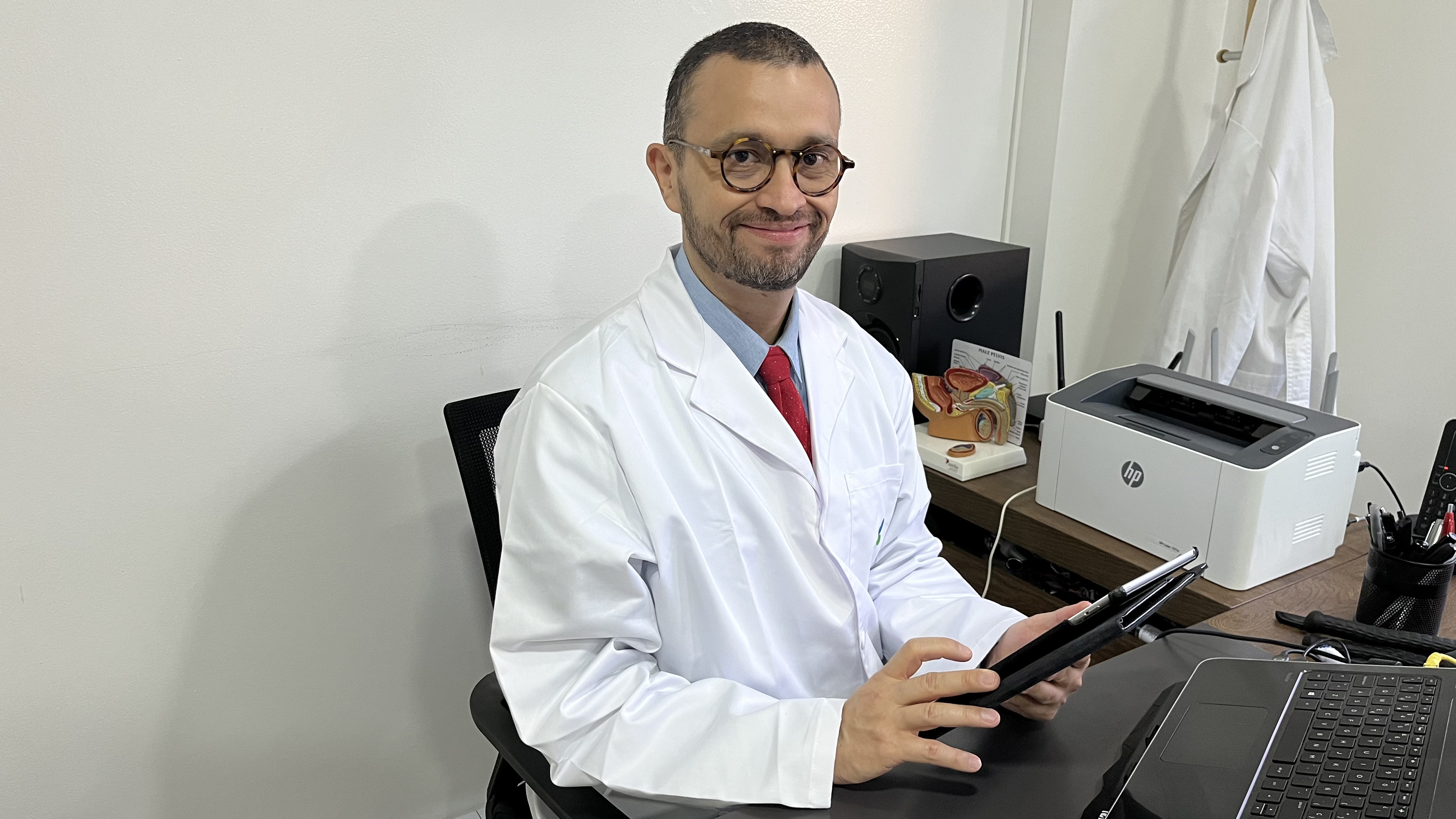 Retrato profesional del Dr. Claudio Giovanni Soto Morales, urólogo